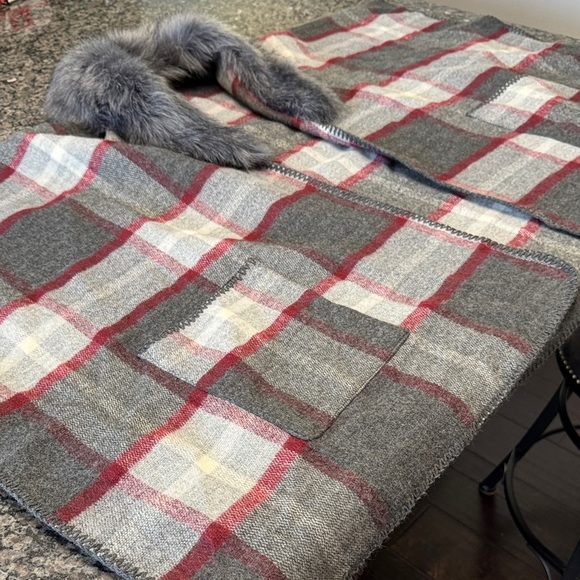 Steve Madden Gray Plaid Poncho with Faux Fur Collar NWOT one size fits most - Picture 8 of 12